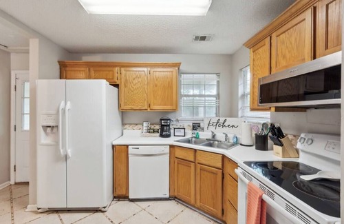 Warner Robins House | Bright and Open 3 bedroom with King Bed, Privacy Fenced Yard and Fast Wifi