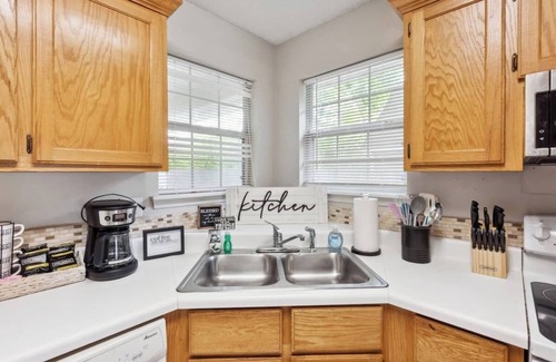Warner Robins House | Bright and Open 3 bedroom with King Bed, Privacy Fenced Yard and Fast Wifi