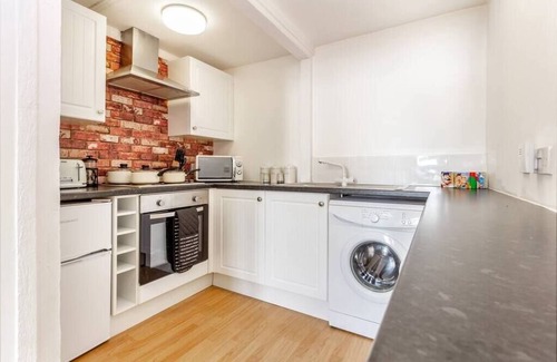 Malvern Condo | Bright and Spacious 2 Bedroom - Malvern Apartment