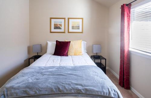 Irving House | Bright and Spacious 3 Bedroom Townhome, Minutes from DFW Airport