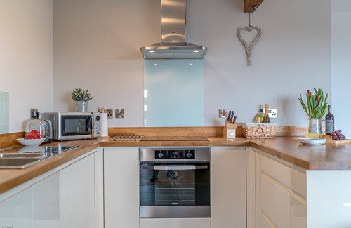 Garndolbenmaen Cottage | Bright and Spacious Holiday Cottage in Rural Setting | Hafod-Llecheiddior