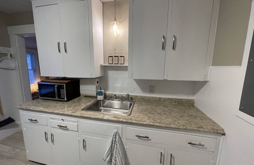 Franklin Apartment | Bright apartment close to downtown.