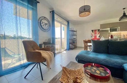 La Pompignane Apartment | Bright apartment with balcony