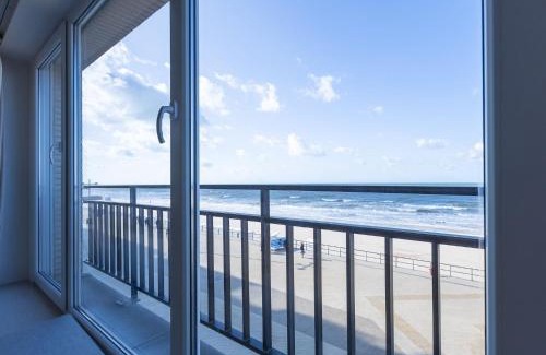 Middelkerke Apartment | Bright apartment with direct sea view