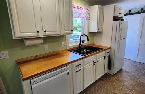 Northport Apartment | Bright apartment within walking distance of The Village of Northport.