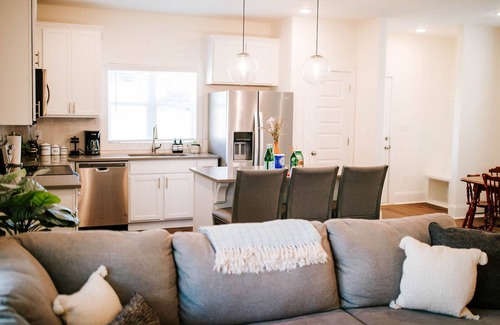 Athens House | Bright Artist's Cottage-Mins to DT,Campus,Stadium