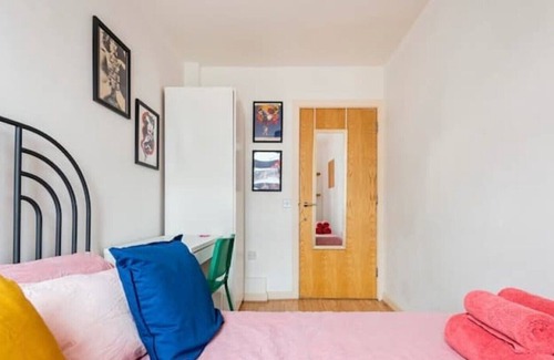 Stepney Green Apartment | Bright Artistic Flat in Central London