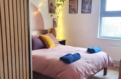 Stepney Green Apartment | Bright Artistic Flat in Central London