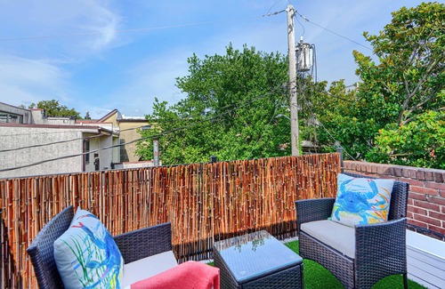 Federal Hill House | Bright & Beautiful 4BR Home + Parking, Walk to Harbor & Stadiums