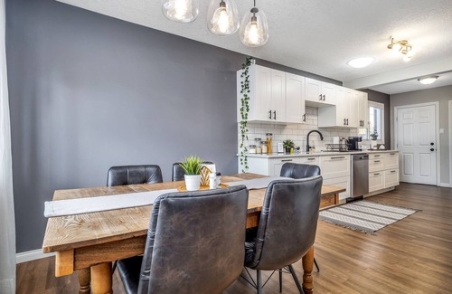 South Lethbridge House | Bright, Beautiful Bungalow by Hospital