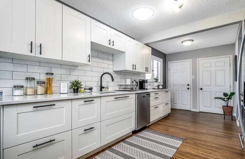 South Lethbridge House | Bright, Beautiful Bungalow by Hospital