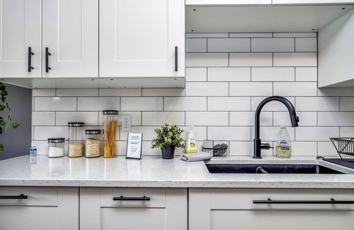 South Lethbridge House | Bright, Beautiful Bungalow by Hospital