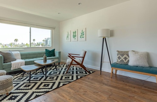 East Village Apartment | Bright, Beautiful Long Beach Condo