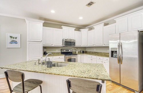 Biloxi Condo | Bright Biloxi Condo: Walk to the Beach!