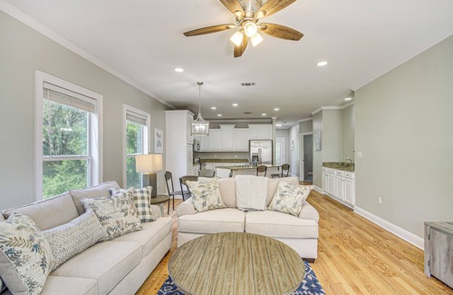 Biloxi Condo | Bright Biloxi Condo: Walk to the Beach!