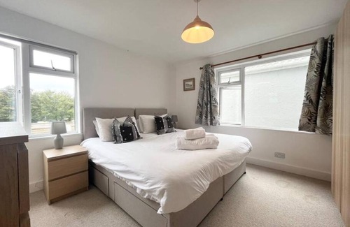 Porthleven House | Bright Bungalow with 3 bedrooms and Garden in Porthlevan