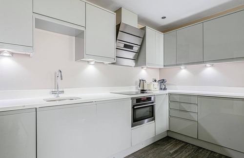 Brighton City Centre Apartment | Bright Charming Condo Short Walk to Beach Pier