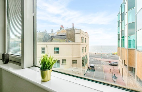 Brighton City Centre Apartment | Bright Charming Condo Short Walk to Beach Pier