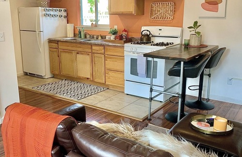 Arcata Cottage | Bright & Cheerful Northtown Arcata Guest Cottage