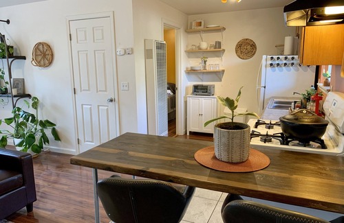 Arcata Cottage | Bright & Cheerful Northtown Arcata Guest Cottage
