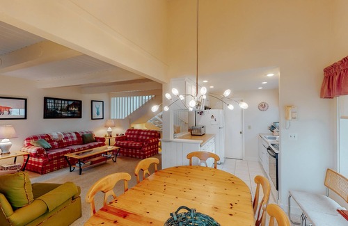 Bromley Mountain Condo | Bright & cheery condo with seasonal pool access