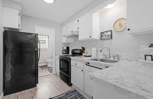 Mount Clemens Apartment | Bright & Comfy 1 Bedroom Flat | Hollywood Suites