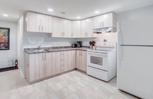 District des Promenades Apartment | Bright, Confortable, Quiet and Spacious Apartment Basement | Parking | DT Ottawa