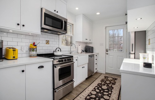 Michiana Cottage | Bright cottage near beach with fast WiFi, washer/dryer, central AC & firepit