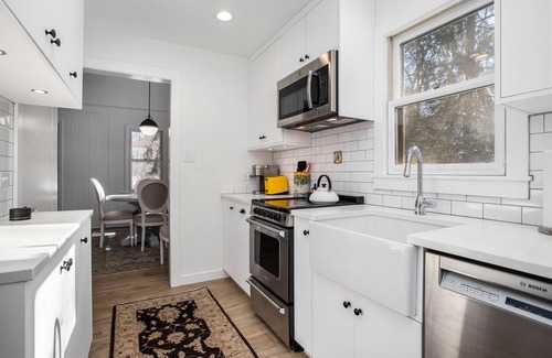 Michiana Cottage | Bright cottage near beach with fast WiFi, washer/dryer, central AC & firepit