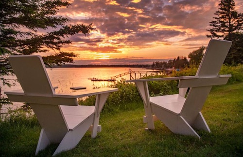 Boothbay Harbor Cabin | Bright Cottage| Porch+Waterfront | No Hidden Fees