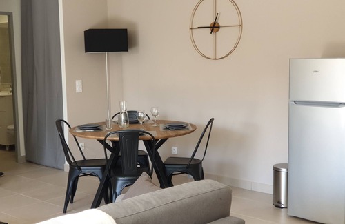 Ledenon House | Bright cottage with terrace, garden and parking