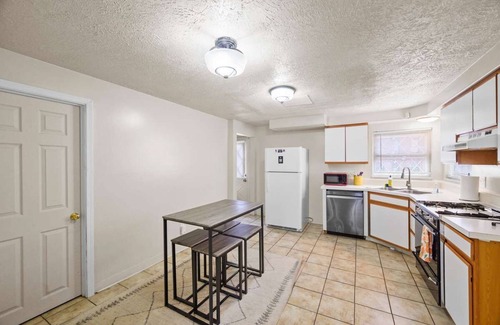 East Allegheny House | Bright & Cozy 2 Bed Home Private Parking