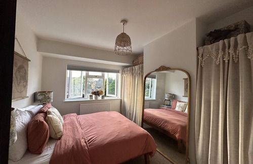 Woodside Apartment | Bright cozy London home, 20 mins to central London