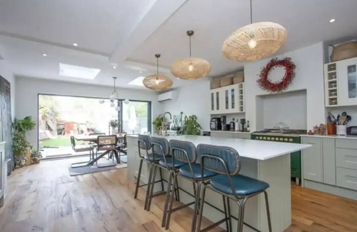 Woodside Apartment | Bright cozy London home, 20 mins to central London