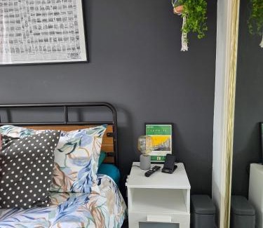 Leith House | Bright Double Room in Leith - Near Tram & Shore