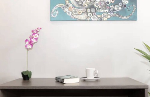 Old Town House | Bright Downtown Apt. Parking/HBO/WiFi. Walk to All