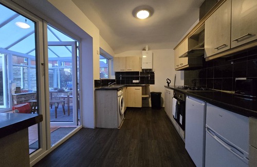 Offerton House | Bright & Elegant 2-Bedroom Stay in Stockport