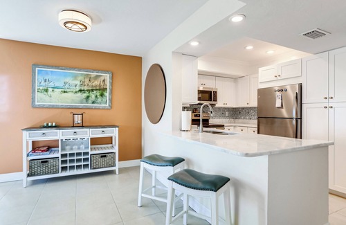 Englewood Condo | Bright Englewood Gem: Rooftop Patio, Walk to Beach