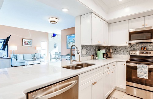 Englewood Condo | Bright Englewood Gem: Rooftop Patio, Walk to Beach