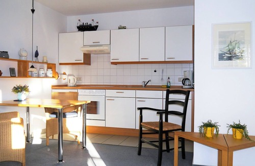 Ostseebad Prerow Apartment | Bright forest near apartment in the oak park Prerow, 2 pers., WLAN, south-west-facing balcony