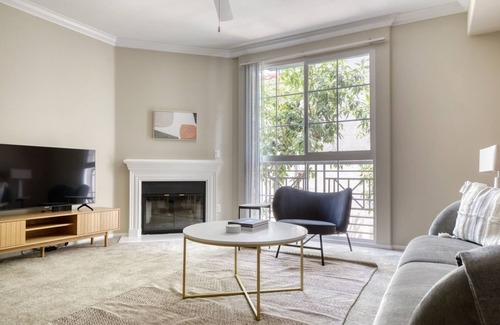 Verdugo Viejo Apartment | Bright Glendale 2BR w/ Gym, Pool & Jacuzzi, walk to Bars, by Blueground