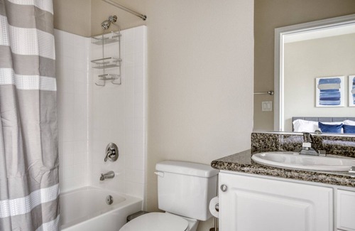 Verdugo Viejo Apartment | Bright Glendale 2BR w/ Gym, Pool & Jacuzzi, walk to Bars, by Blueground