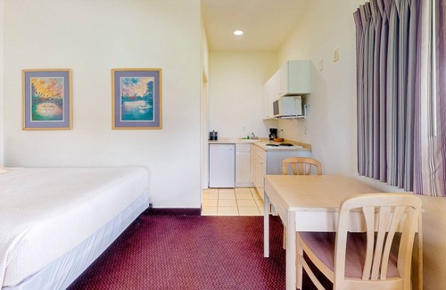 Naples House | Bright hotel-style studio with pool, game room, restaurant, kitchenette, sauna