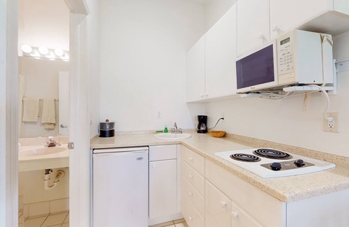 Naples House | Bright hotel-style studio with pool, game room, restaurant, kitchenette, sauna