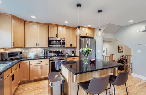Highland House | Bright LoHi Townhome – Dine, Drink, Explore Denver