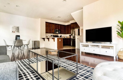Milpitas Apartment | Bright Milpitas 2BR, nr BART, Mall & Highway Access, by Blueground
