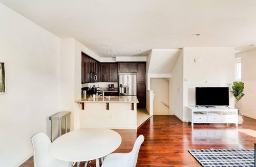 Milpitas Apartment | Bright Milpitas 2BR, nr BART, Mall & Highway Access, by Blueground