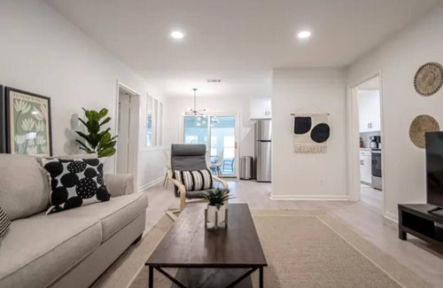 Briarwood House | Bright, Modern 1-level w/Cozy Sunroom