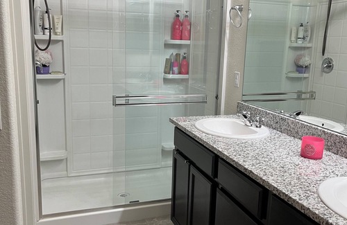 Sparks House | Bright & Modern 3BR Home W/Garage