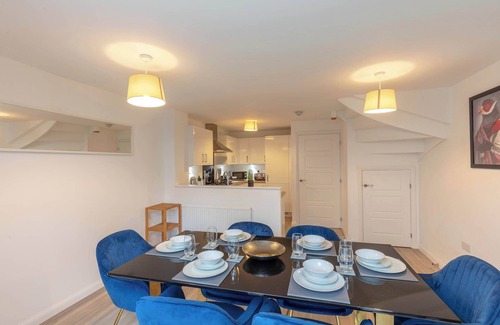 Yeovil House | Bright & Modern 4 Bedroom House in Yeovil